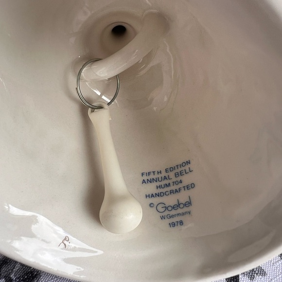 Hümmel Collectible Bell 1982 with Boy and Bird Design - Picture 3 of 3